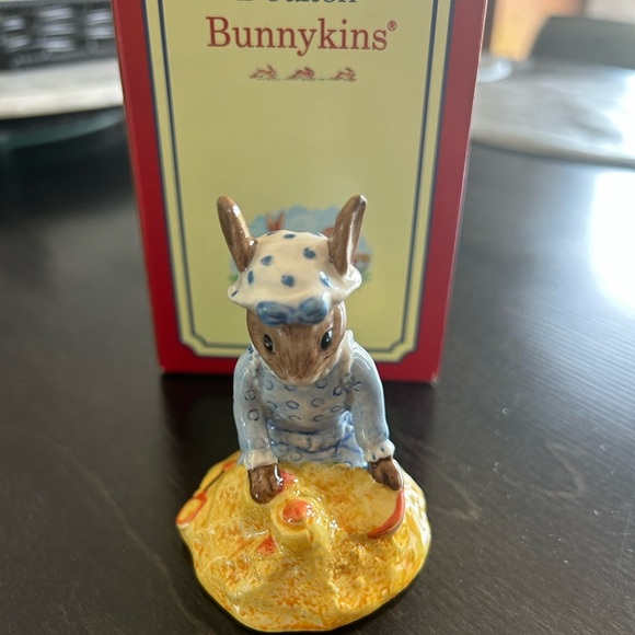 Royal Doulton Bunnykins Seaside 1998 Figurine - Picture 3 of 7